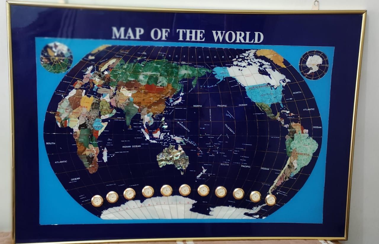 Карта мира из драгоценных камней с часами