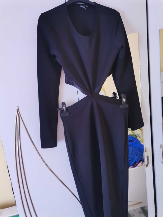 Продавам Рокля. Носена е няколко часа само