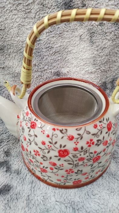 Порцеланов чайник и чаша с капак