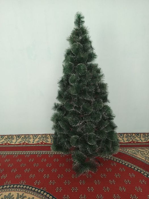 Yangi yil archasi sotiladi