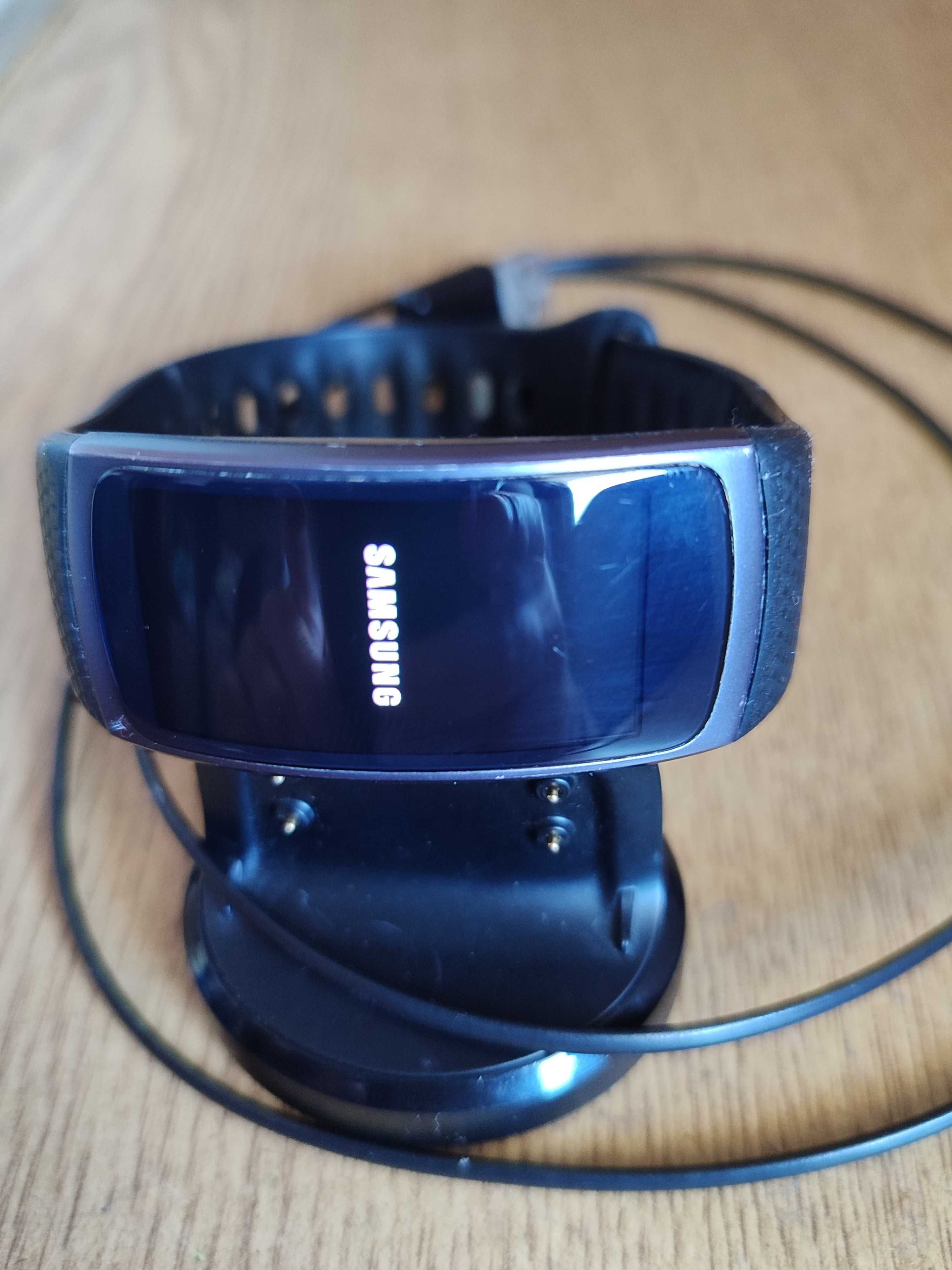 Часовник Samsung Gear Fit 2