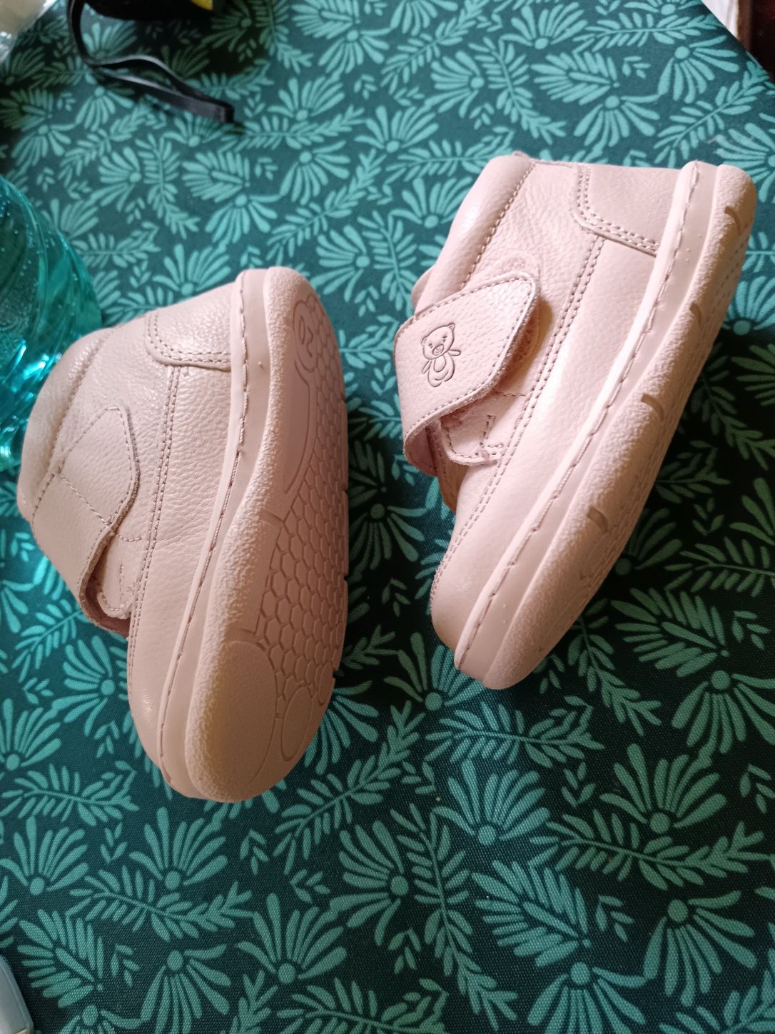 Pantofi de culoare roz cu scai noi