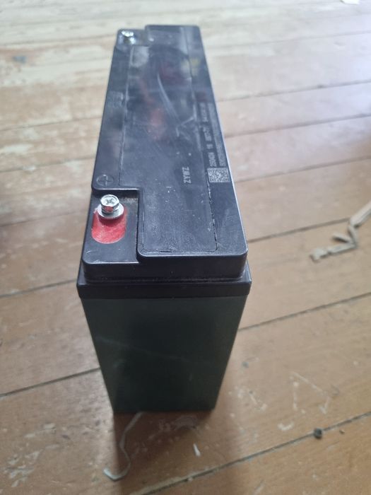 Akumlyator sotiladi 6.12volt 32amperlik yangi