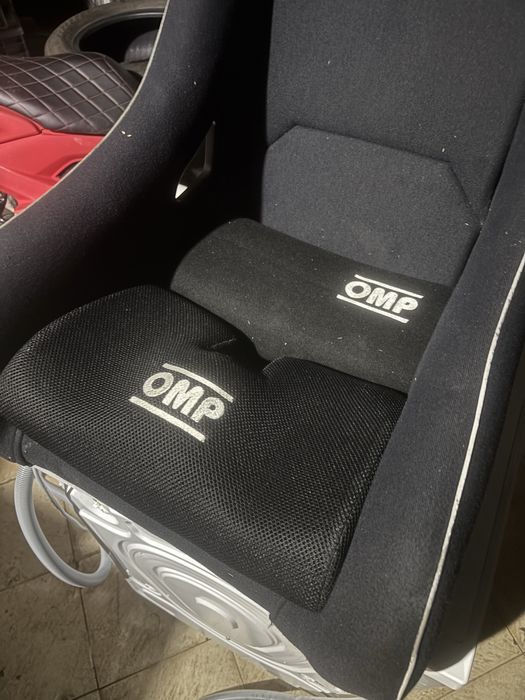Спортни седалки Fanatec и OMP