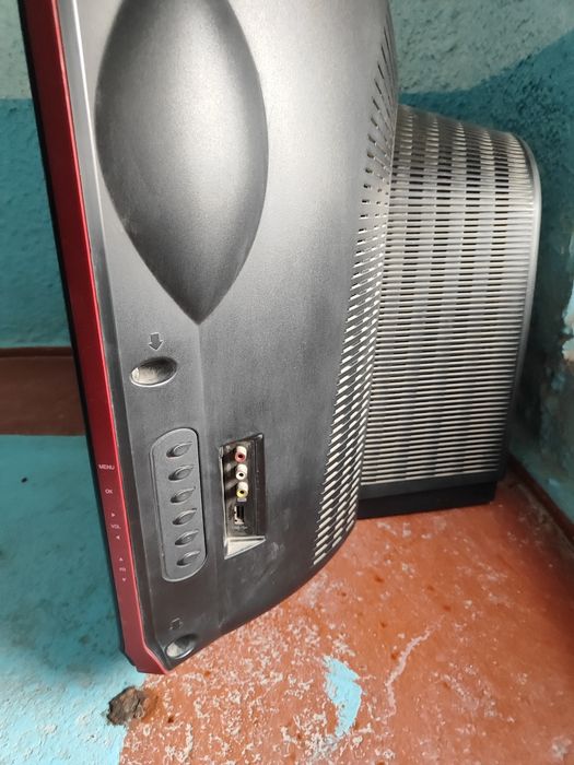 Televizor sotiladi Xolati yaxshi USB fleshka ōqiydi narxi 250.000 nome