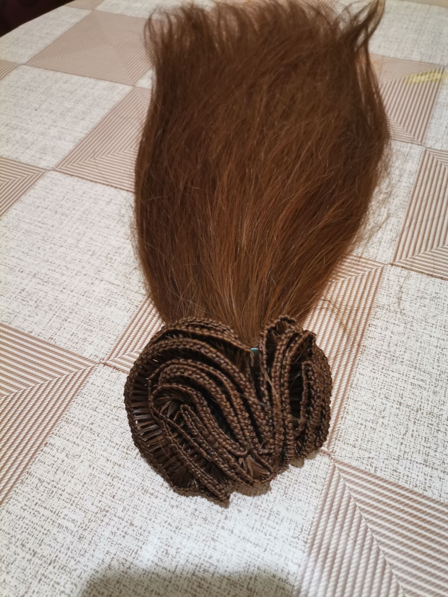Ръчна изработка на треси редове кератинови кичури от естествена коса.