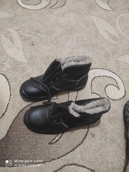 Продам зимние рабочую обувь.  15000.  тенге.   срочна.