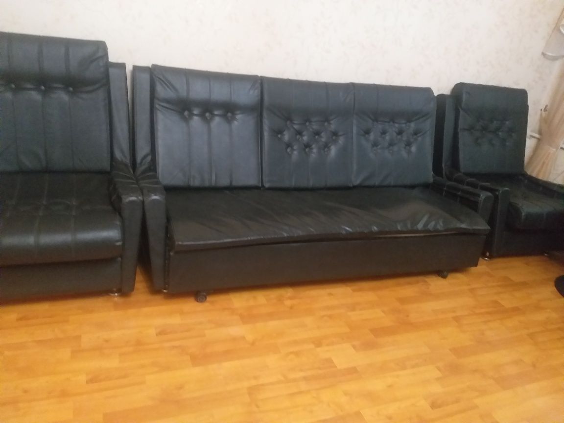 Продаётся диван с креслами, столик, матрас, 4 покрывала.