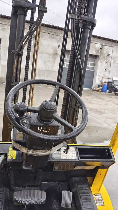 Vând M-O-T-O  S-T-I V-U-I-T-O-R   H-Y-S-T-E-R  2 . 5 T