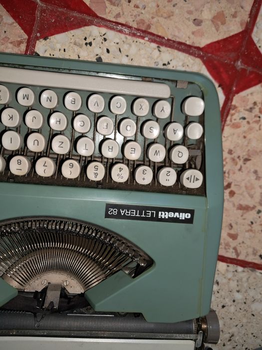 Vand masina de scris Olivetti