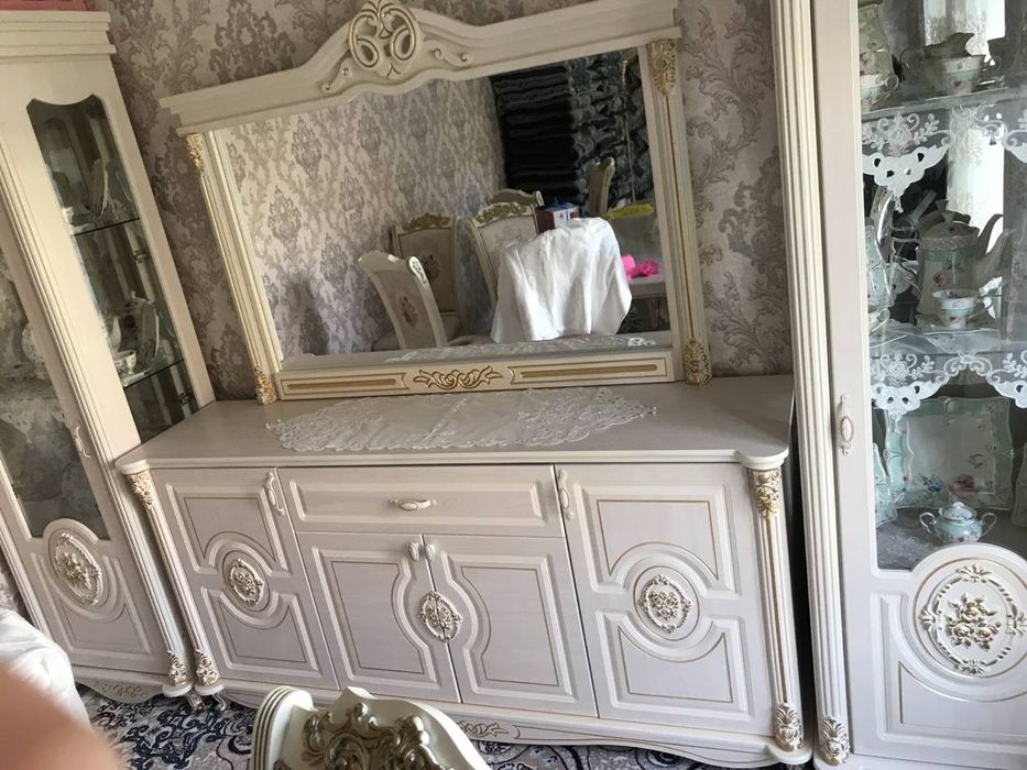 12 кишилик стол стул йенги шу ясатилганича турибди