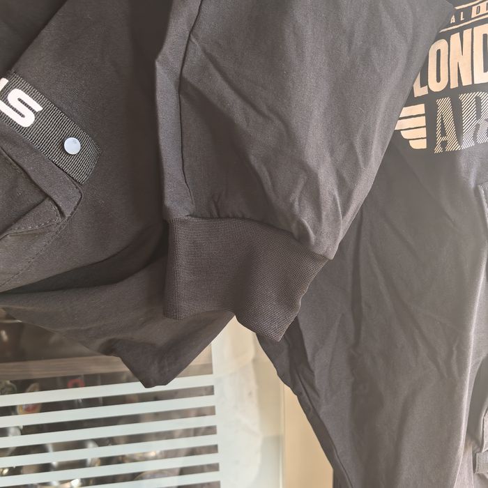 Чисто нов черен панталон.