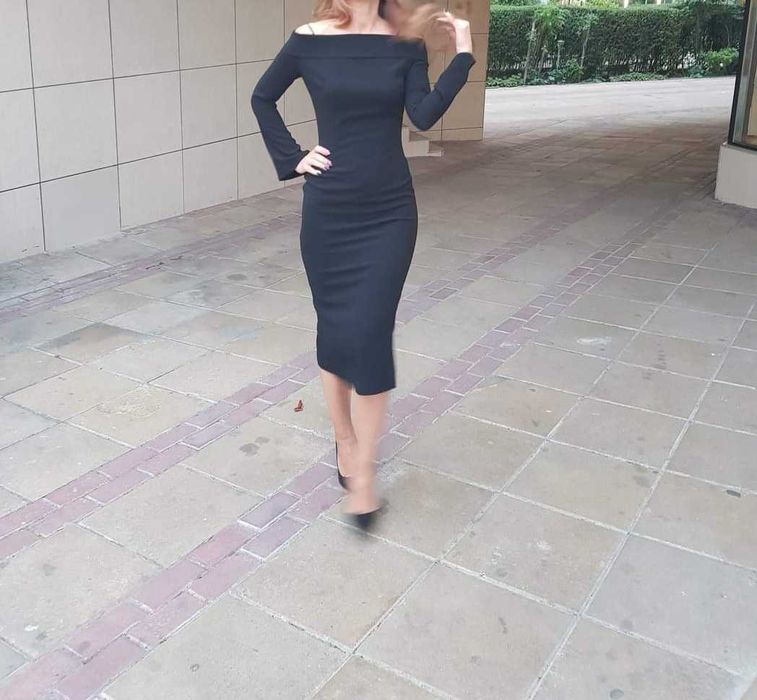 елегантна черна рокля