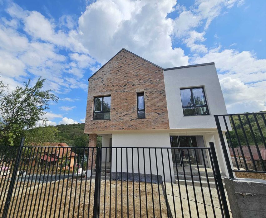 Casa de vanzare, cu terasa rooftop, la pret de apartament