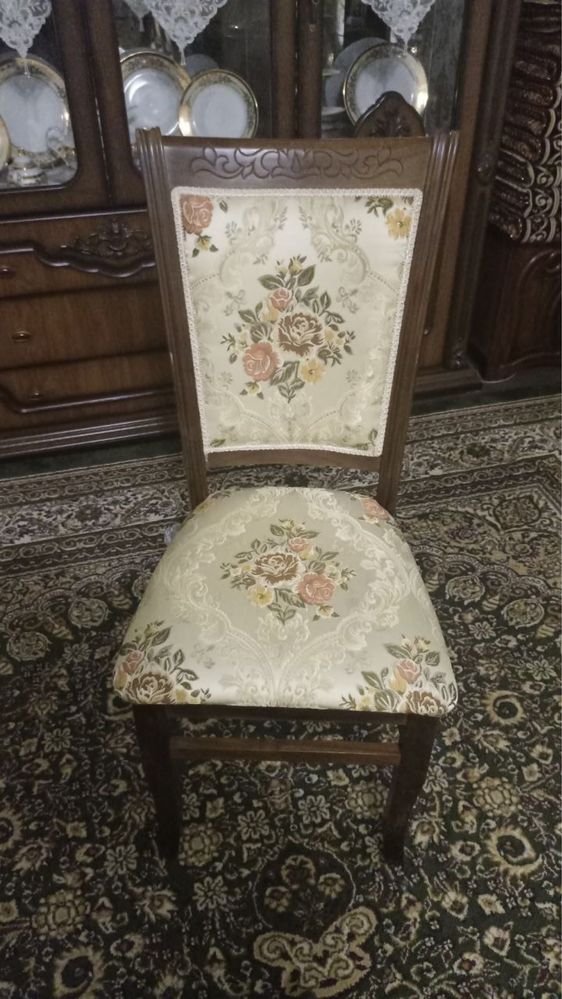 Продается гостевой стол и стуля в идеалном состоянии
