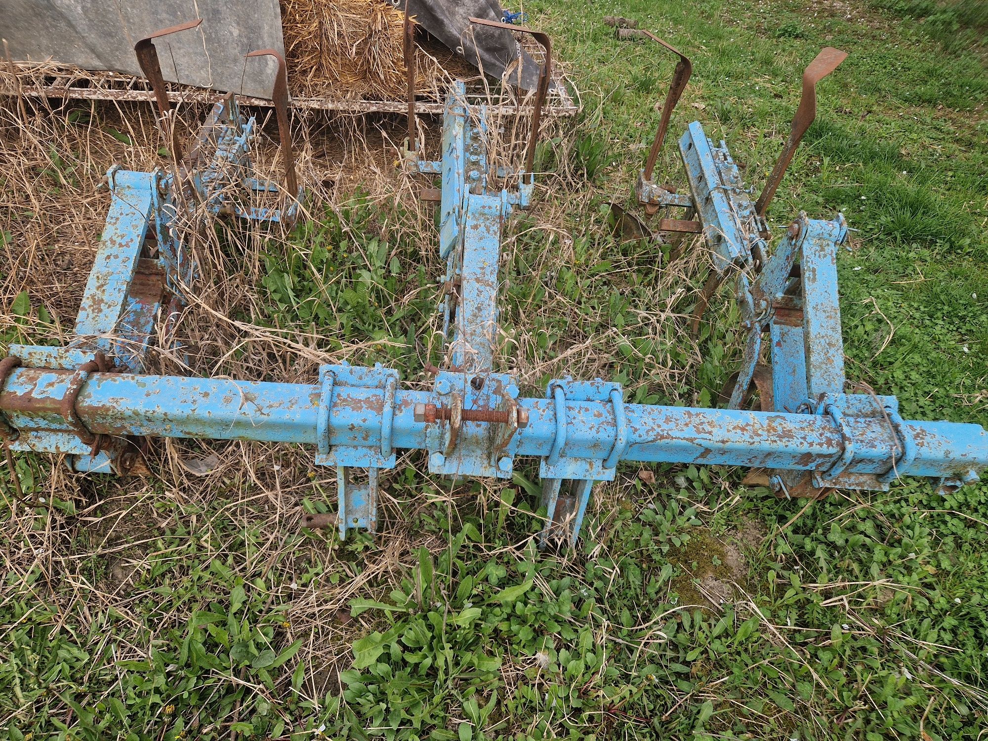 Vând tractor + accesorii