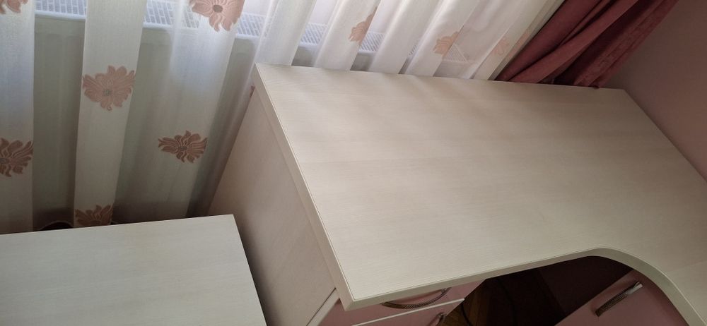 Birou fetite din material rezistent