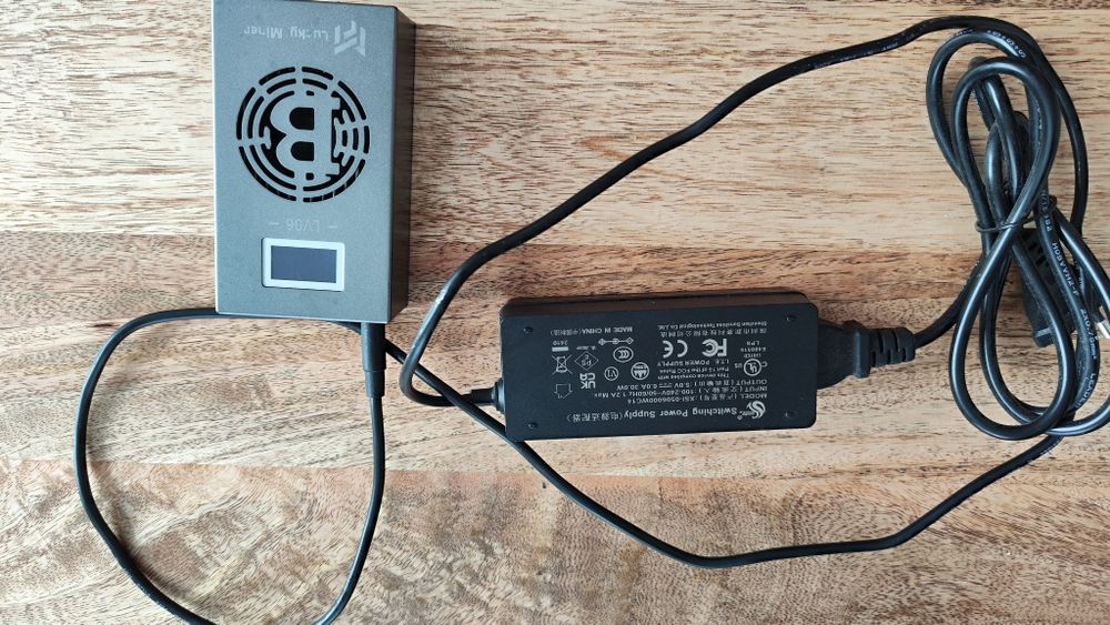 Продавам lucky miner 500GH за лотариен билет с две зарядни