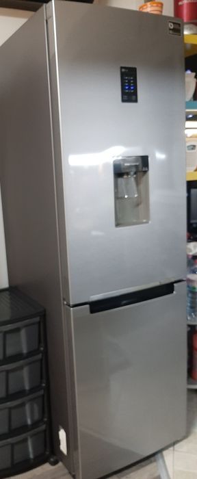 Продавам хладилник Самсунг