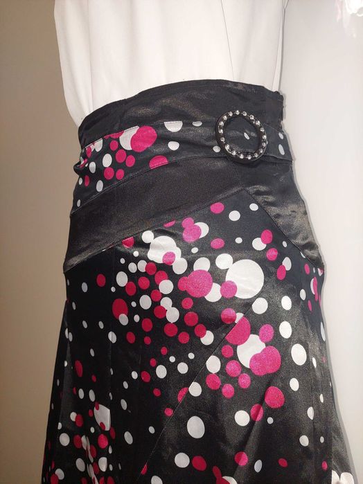 Fustă satinată neagră cu cataramă, in clos