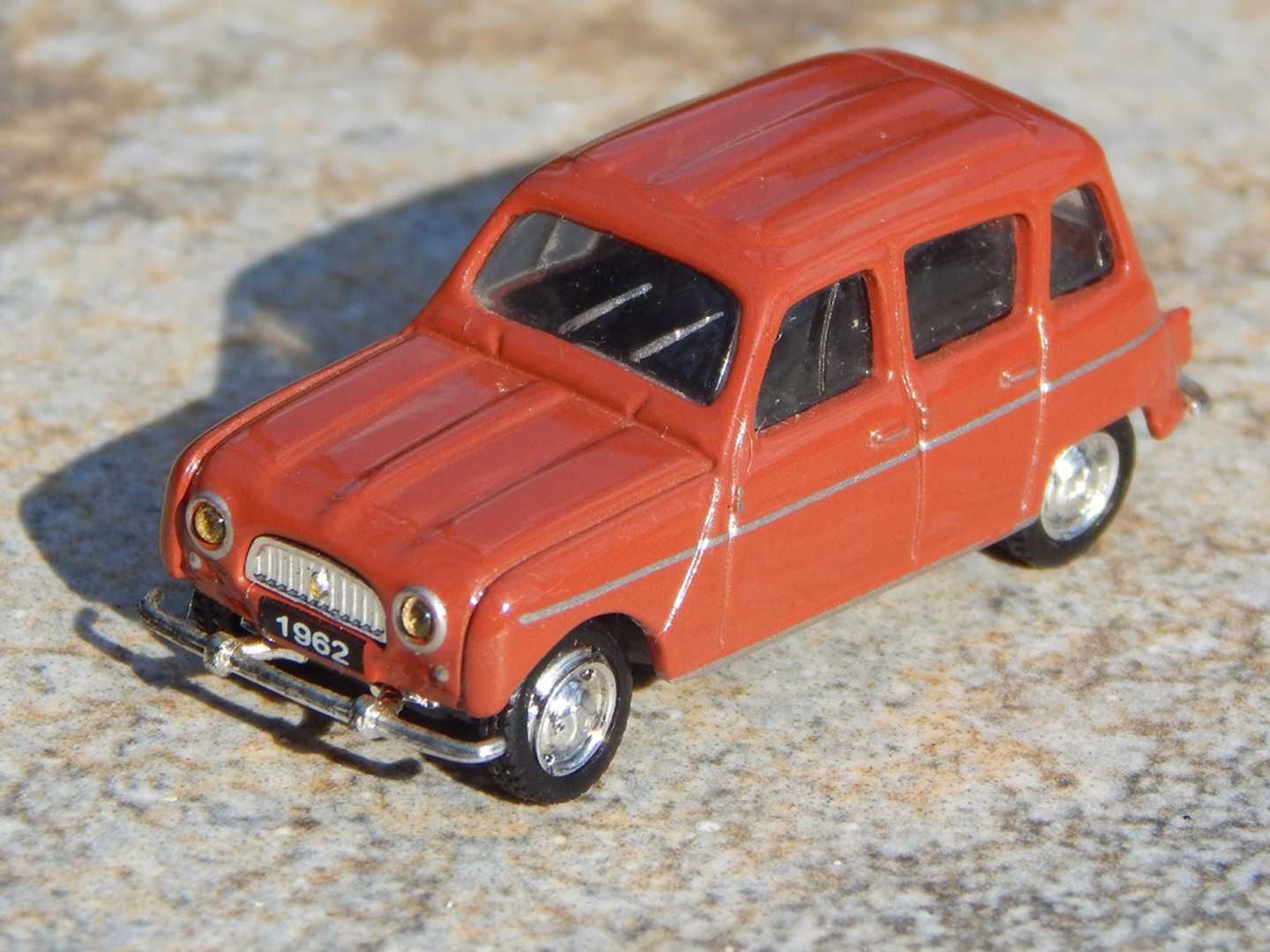 Macheta Renault 4 1962 scara 1:87 HO Universal Hobbies metalica