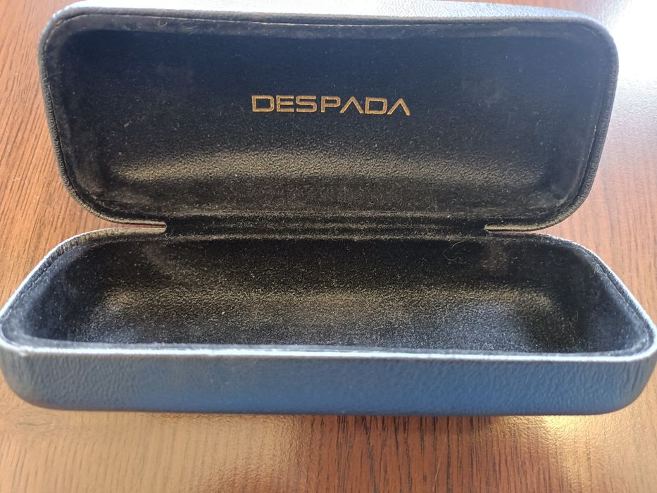 Продавам слънчеви очила.