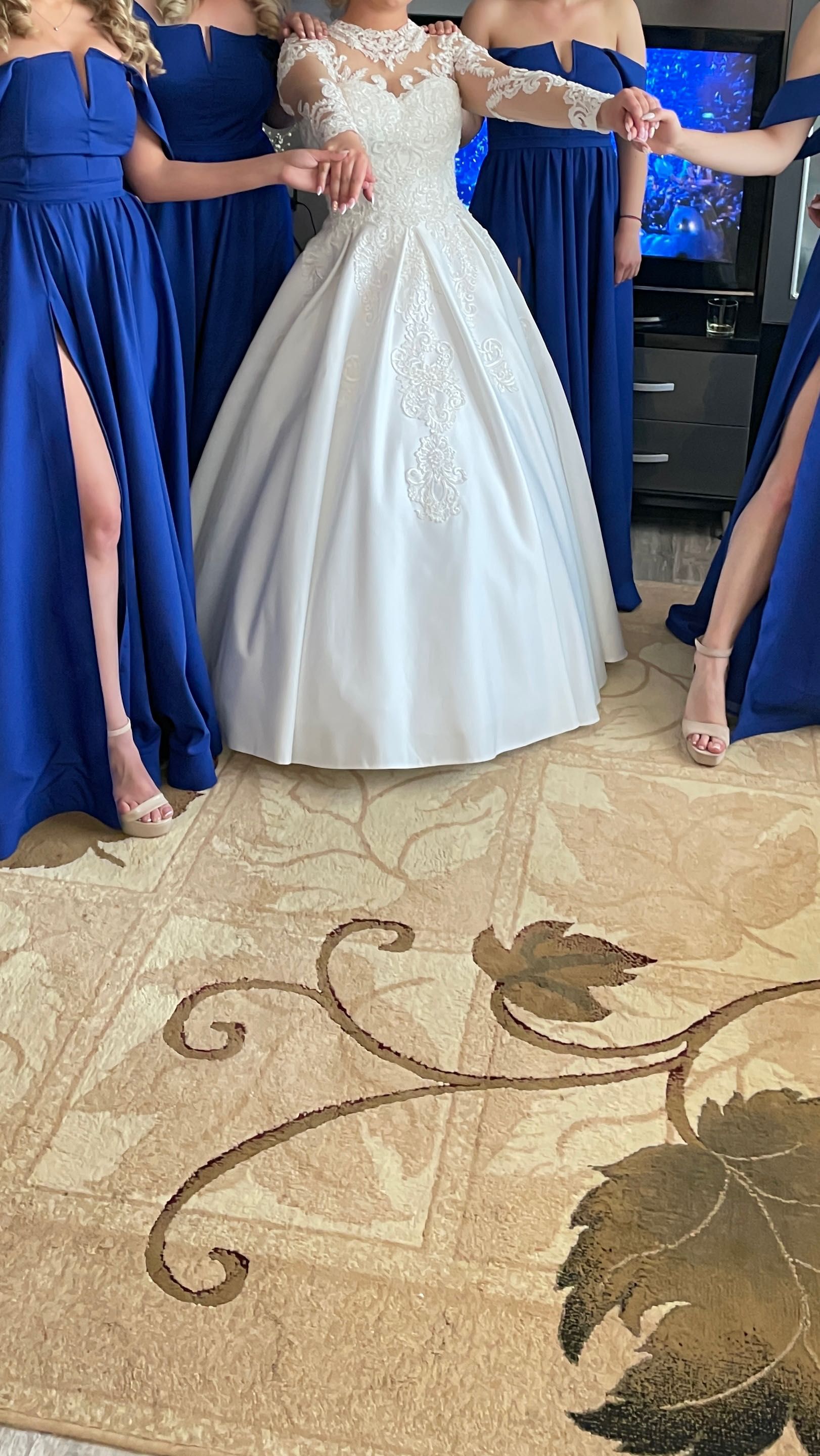 Сватбена рокля с ръчно ушита бродерия