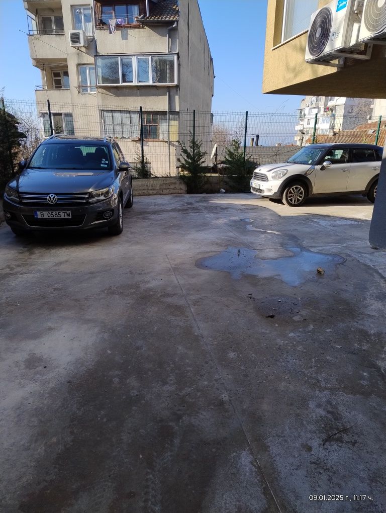 Продавам външно паркомясто