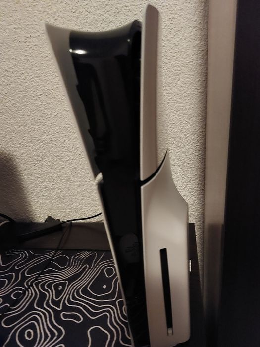 Продавам ps 5 с 1 контроллер