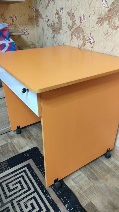 Стол передвижной с блоком.