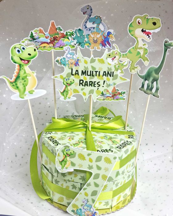 Tort grădiniță/școală din cutii de carton