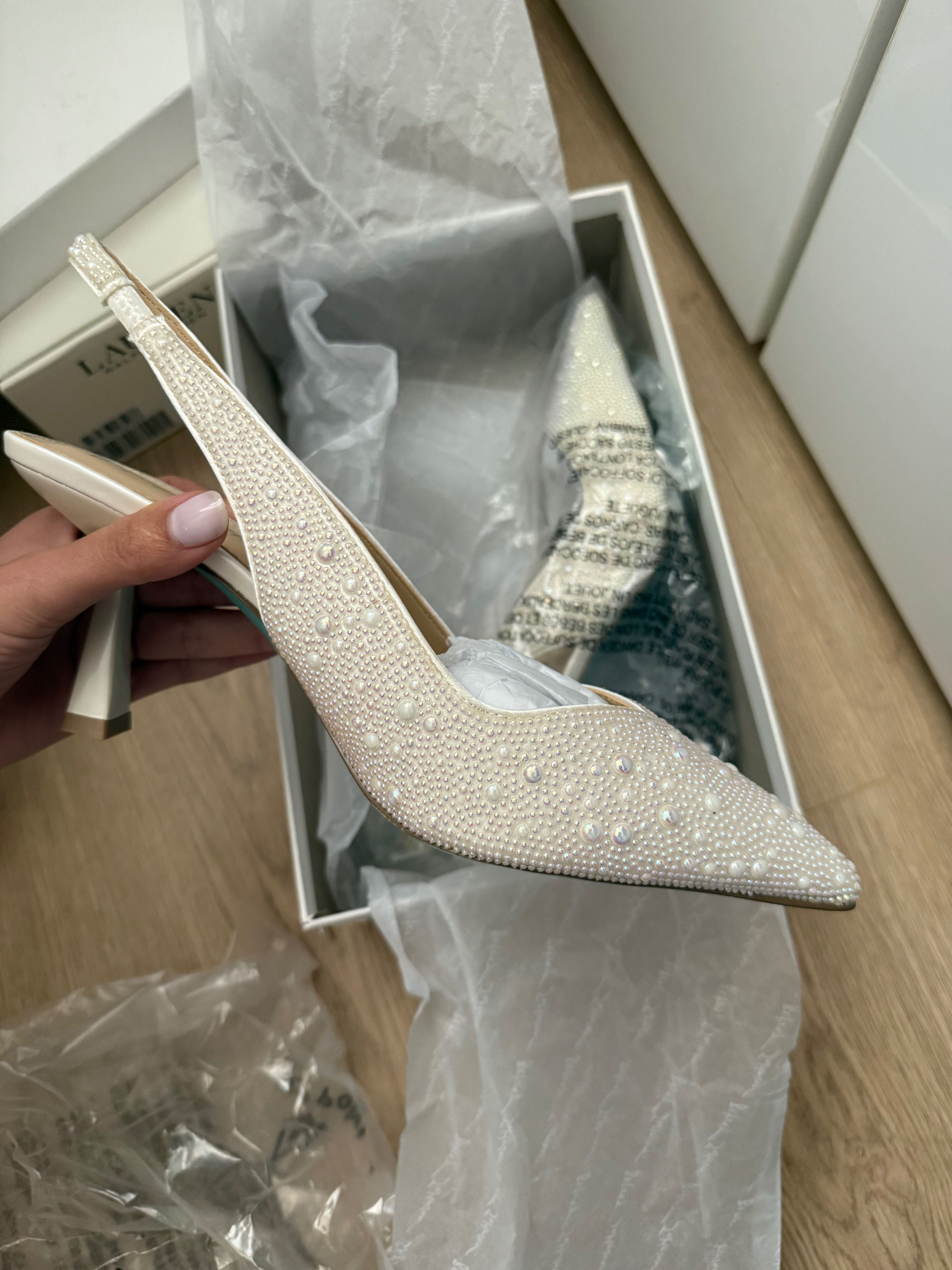 Чисто Нови Бели Токчета Betsey Johnson с перли