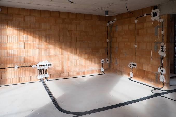 Electrician, lucrari conexe activitatii