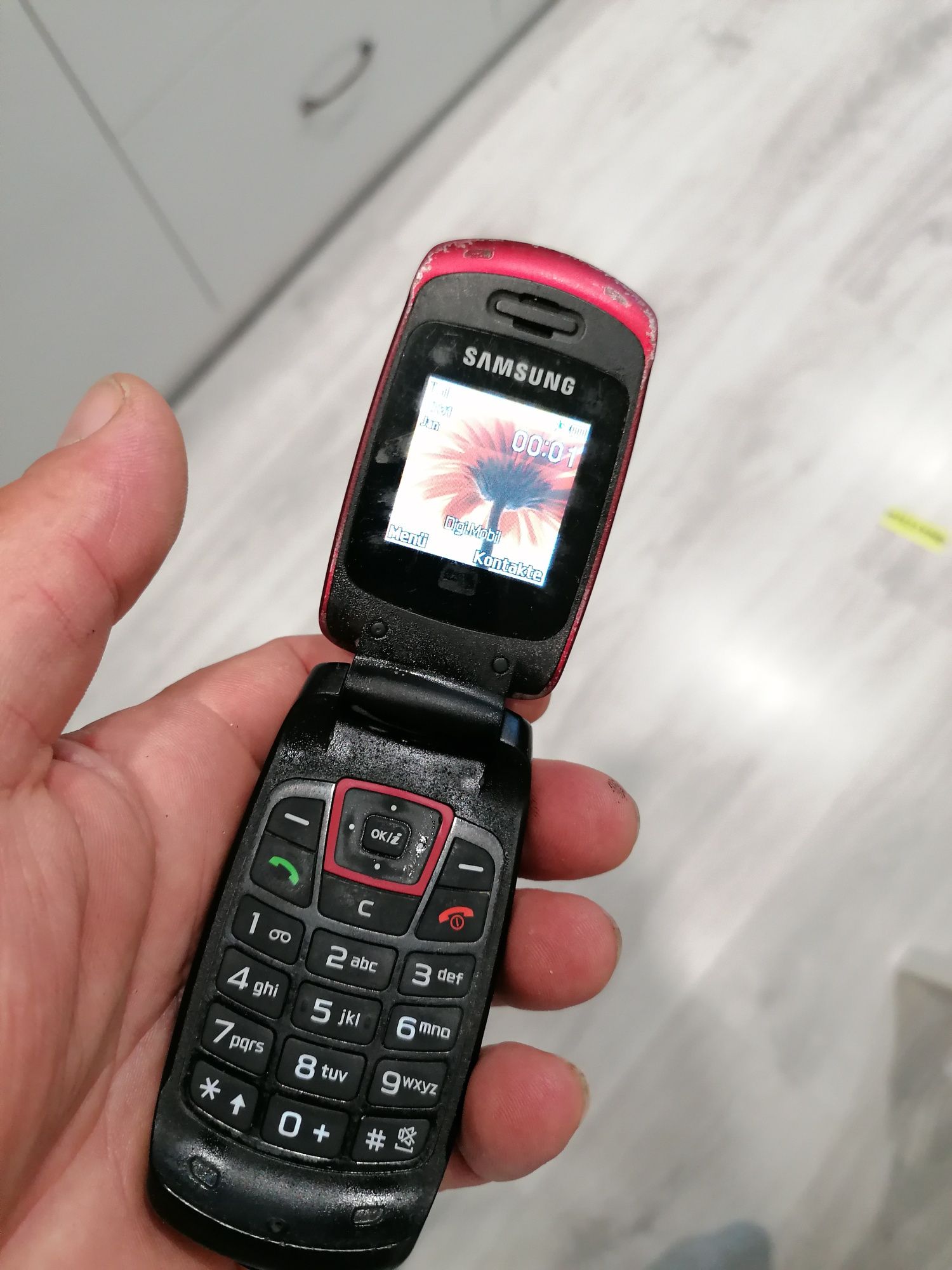 Telefon cu clapeta cu încărcător original