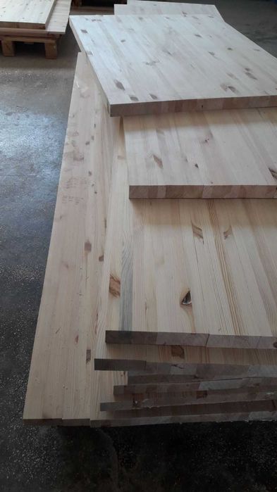 Producem blaturi din lemn masiv de pin cu grosimi diferite.
