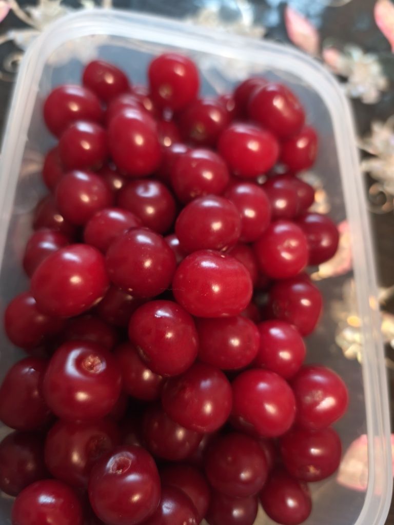 Вишня ,крупная , вкусная