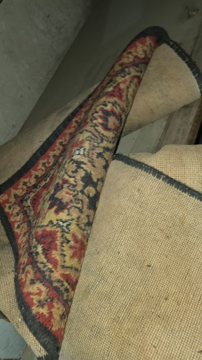 Старые палас и ковёр, большой и поменьше. Цена за всё.