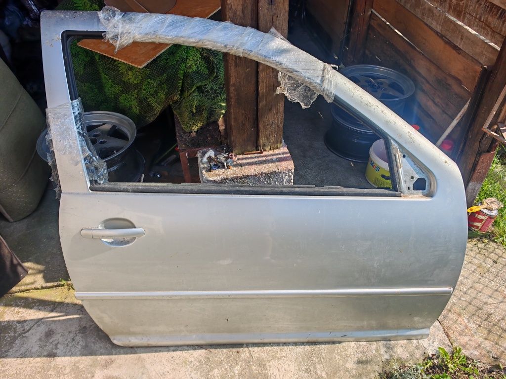 Продавам дясна врата за VW Golf 4 (2-врат модел) – напълно оборудвана