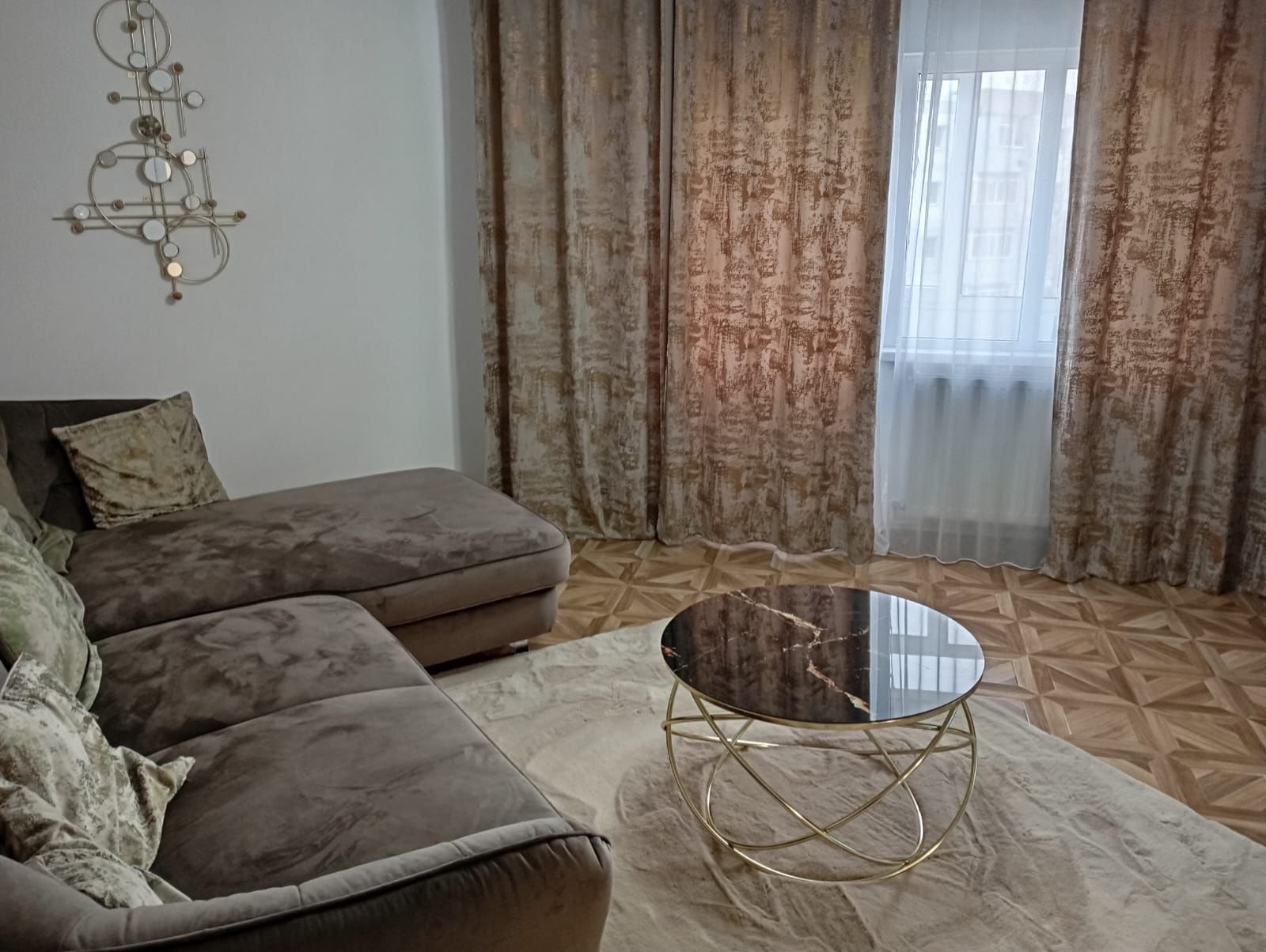 Închiriez apartament cu doua camere în regim hotelier