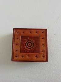 Оригинална дървена кутия с резба за бижута