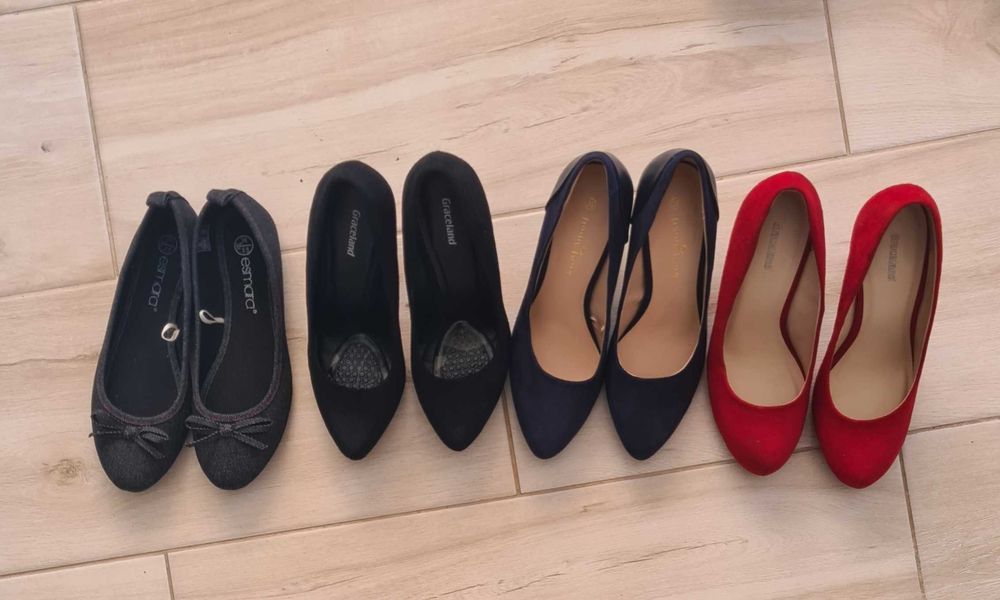 Vand papuci utilizati si botine noi