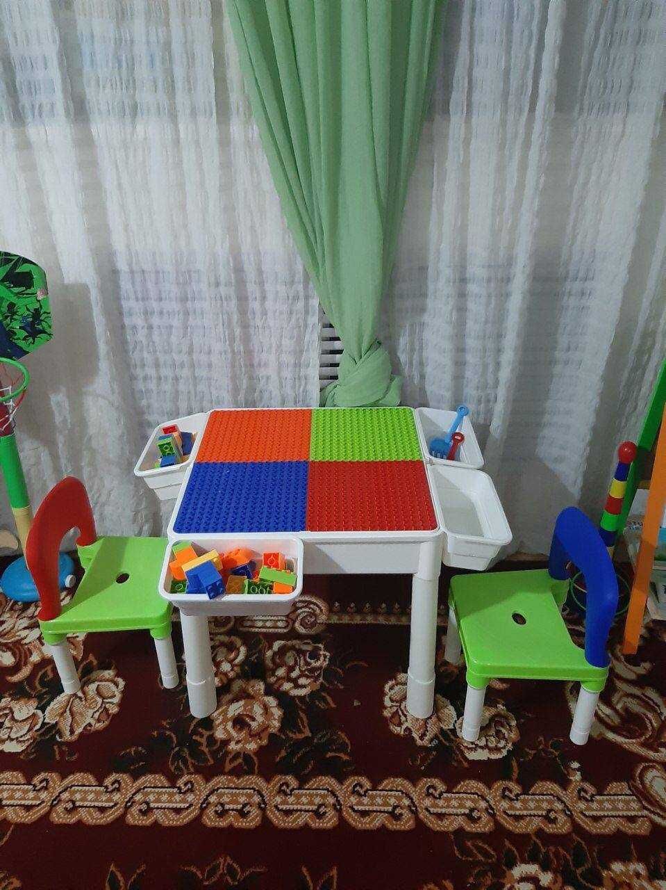 Конструктор Детский стол и стул  с игрушками стол для песочницы lego
