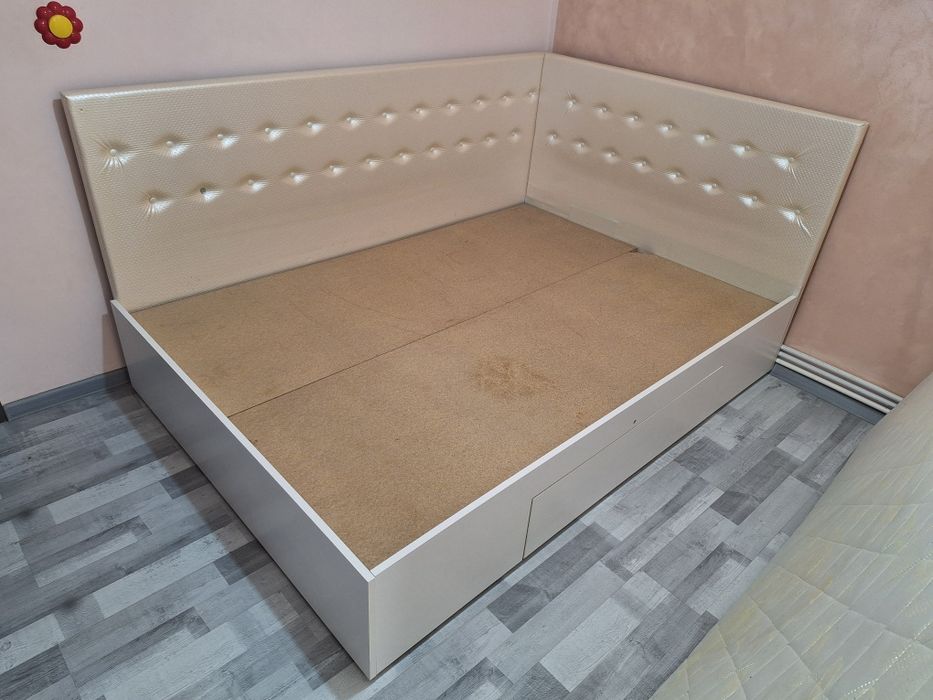 Vând pat tapițat 140 * 200 cm