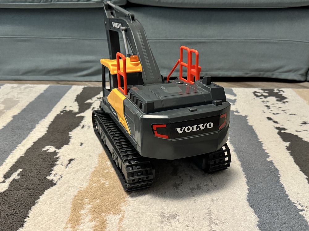 Радиоуправляем багер Volvo от Dickie Toys