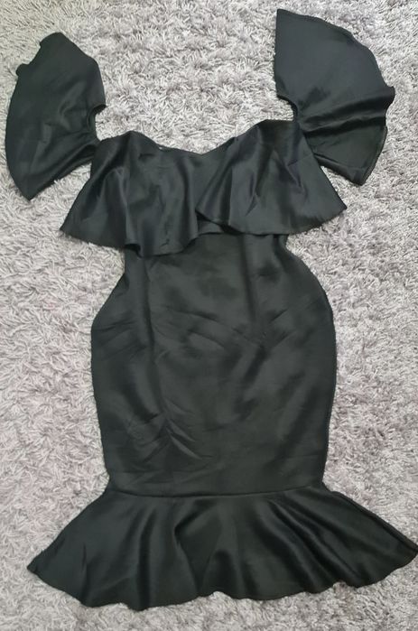 Vând rochie neagră cu volane mărime 40-42
