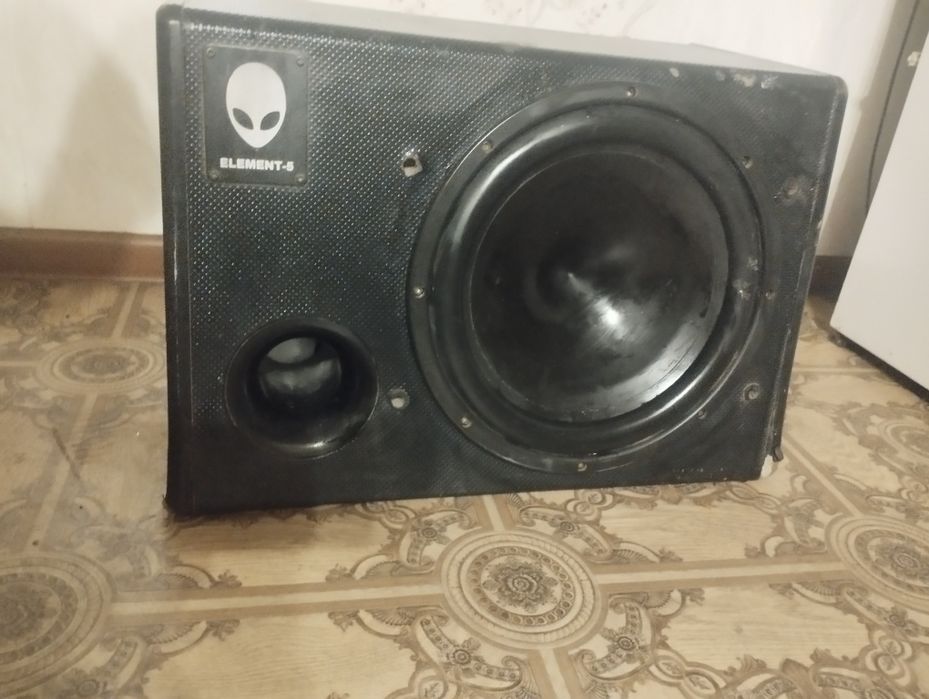 Продам саб element 5 в хорошем состоянии долбит как надо