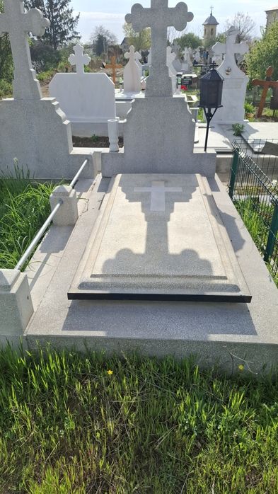 VAND 2 locuri de veci cimiturul Sfintii Voievozi,  Popesti Leordeni  .