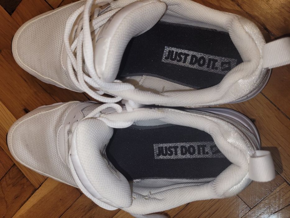 Бели маратонки Nike air