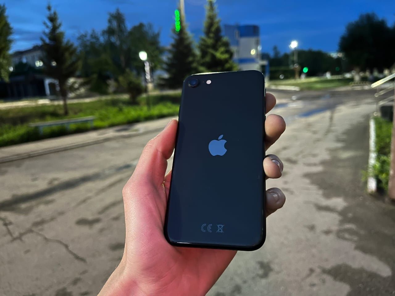 Продам iPhone SE 2020