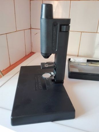 Съветски микроскоп и български стационарни телефони.